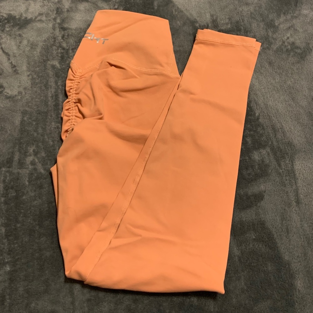 ECHT scrunch booty leggings in cantaloupe color!
